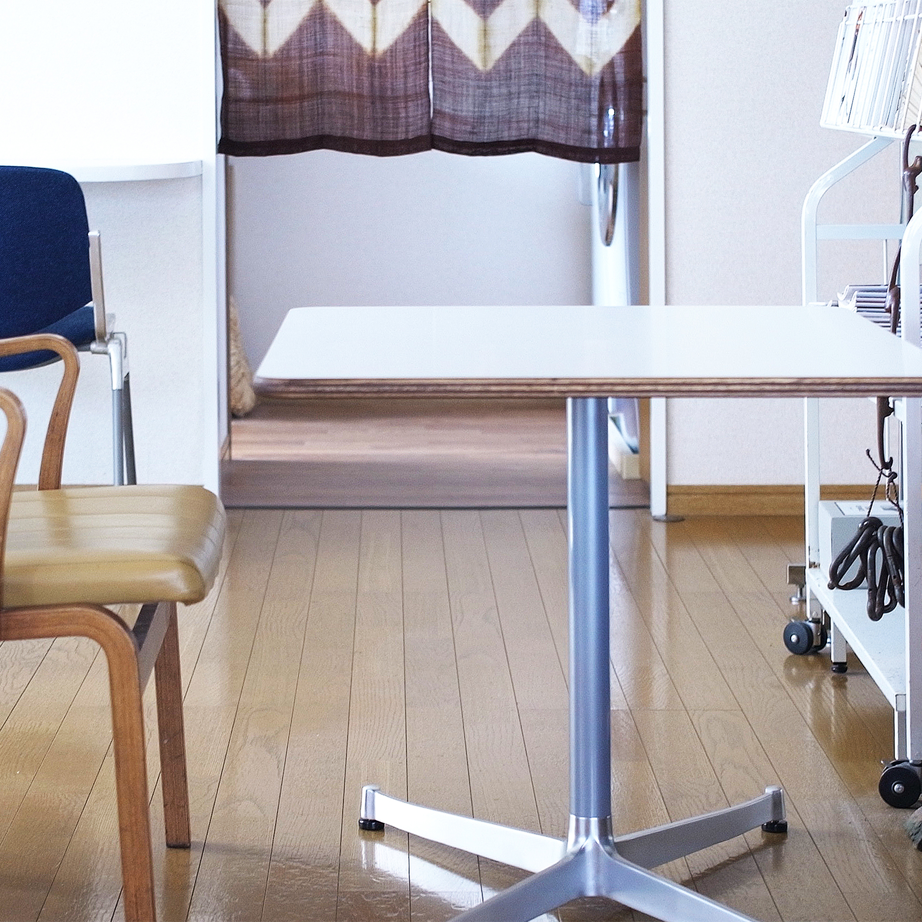 D&DEPARTMENTオリジナル商品のLAUAN TABLE。スクエア型は2つの高さから