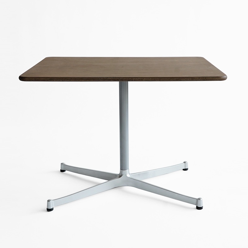 D&DEPARTMENTオリジナル商品のLAUAN TABLE。スクエア型は2つの高さから