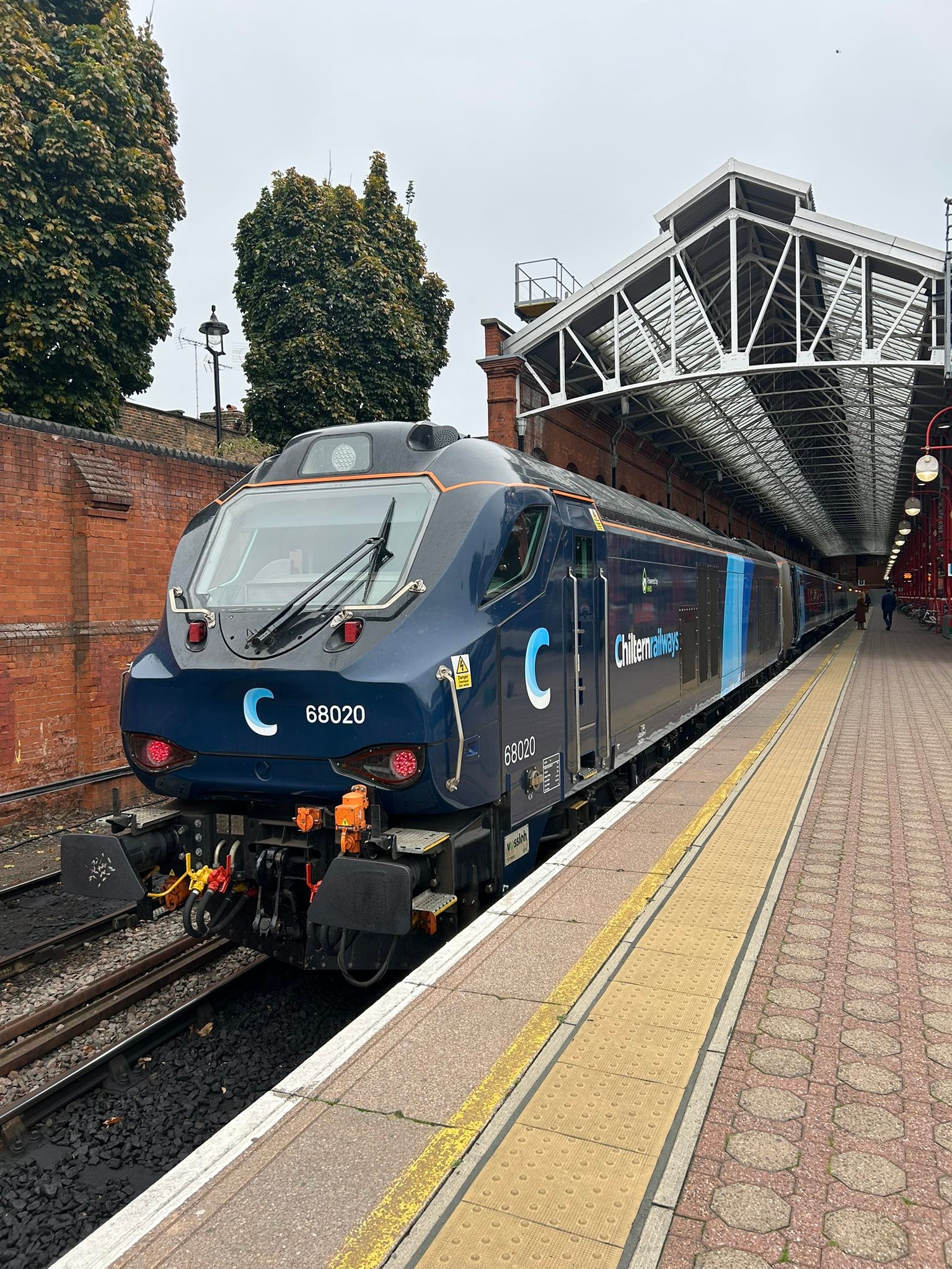 Roads and Rails - The new Chiltern livery with the MK5’s... | Facebook