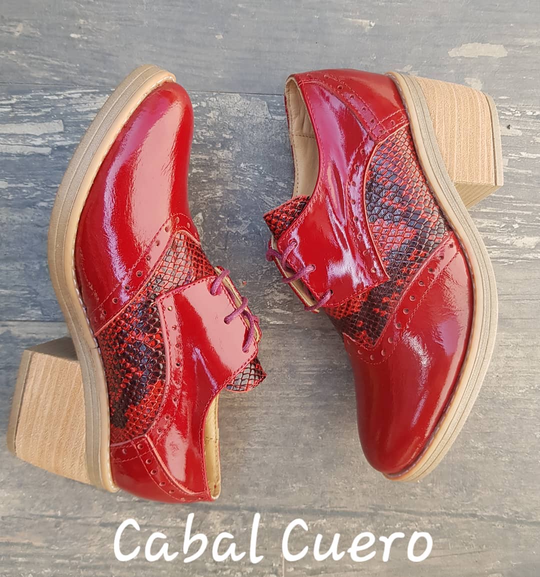Cabal Cuero - Modelo oxford en color rojo invierno y pitón... | Facebook