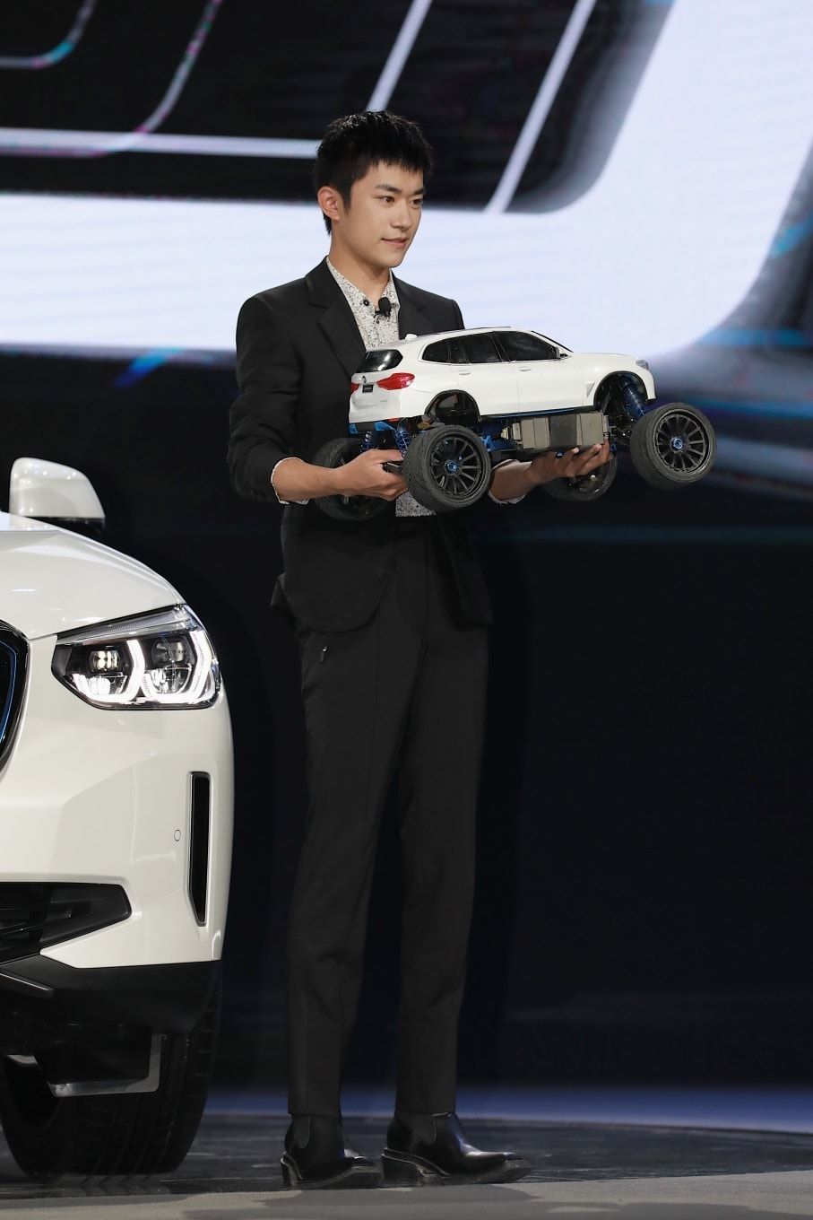 BMW新生代代言人易烊千玺 现身宝马中国... - 易烊千玺JacksonYee YouTube | Facebook