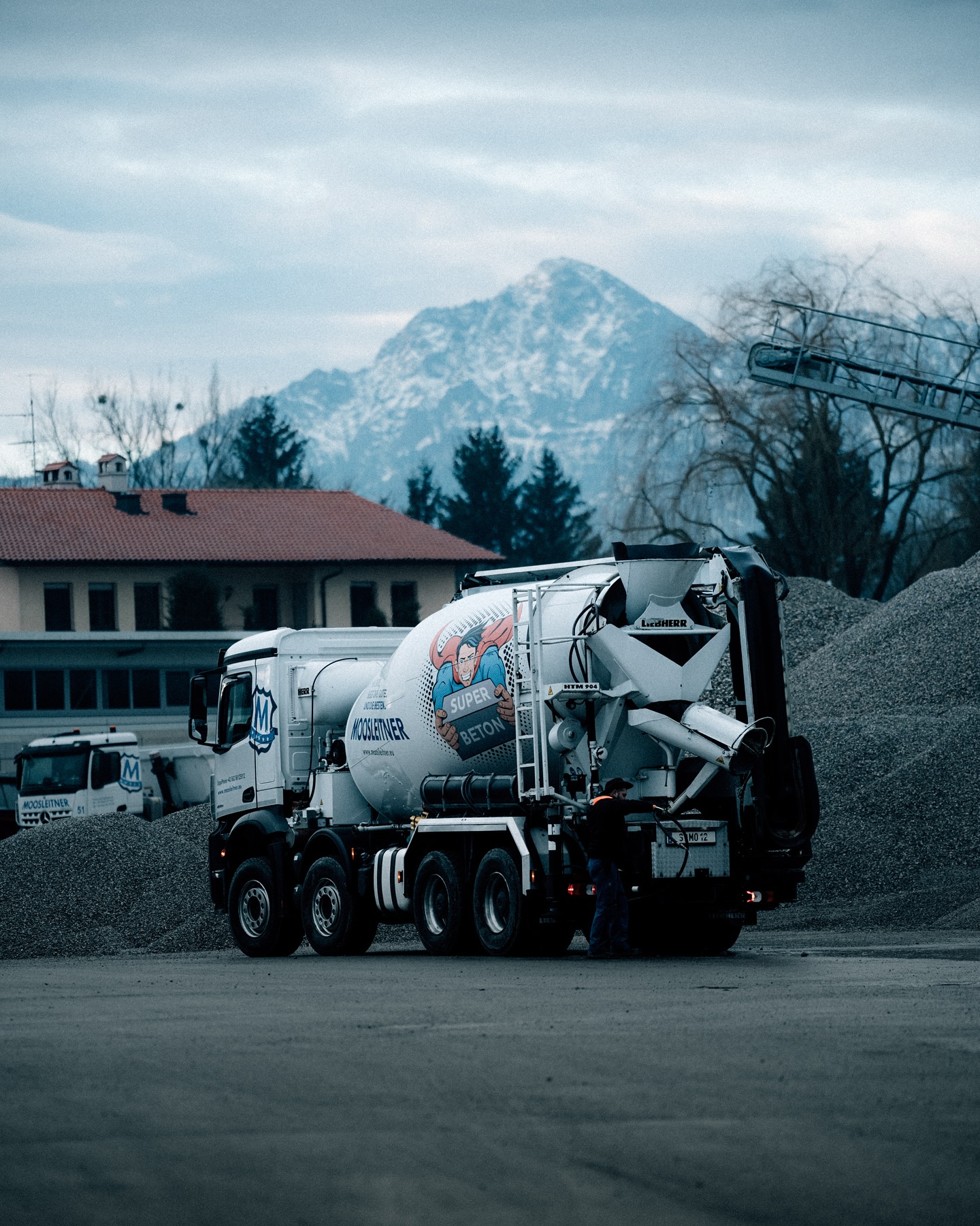 Moosleitner - Wir starten mit Power ins neue Jahr 2025! 💪🚚 Ob Abbruch ...