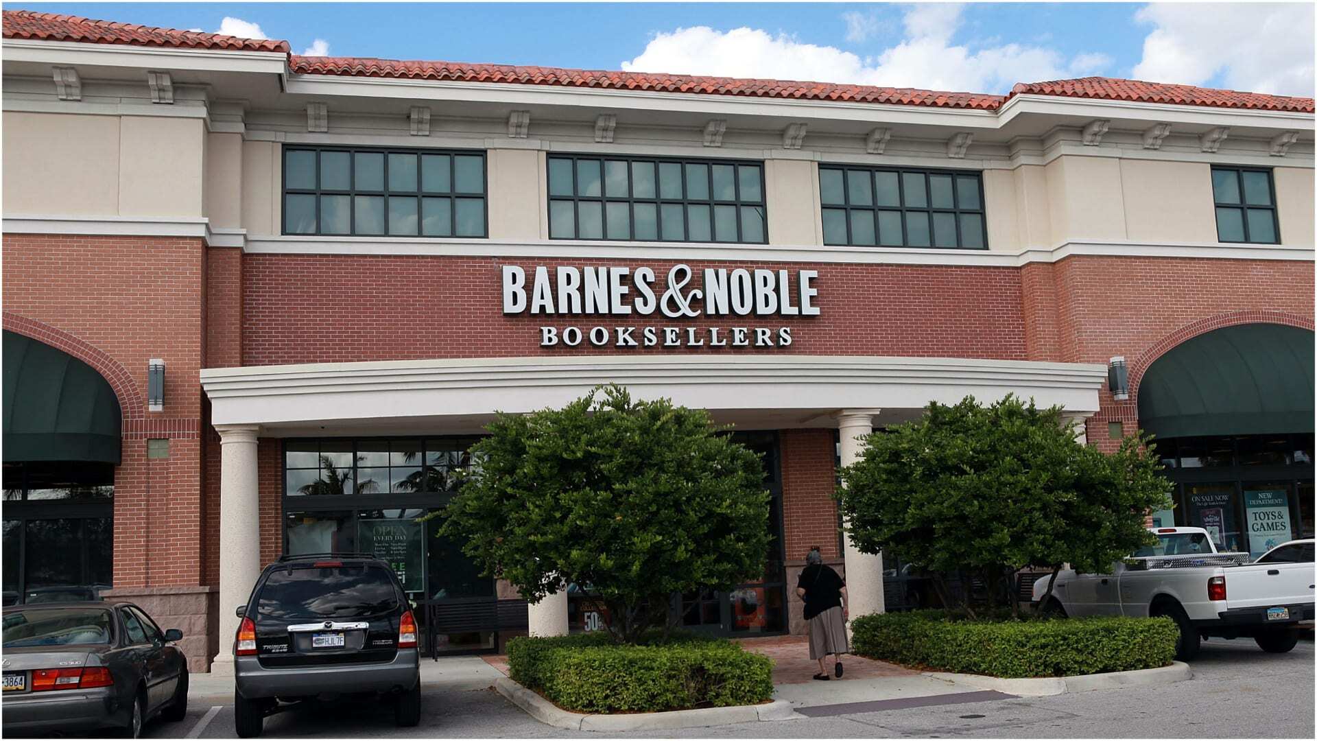Complex - Man Stabs Barnes & Noble Customer to Death While She Browsed ...