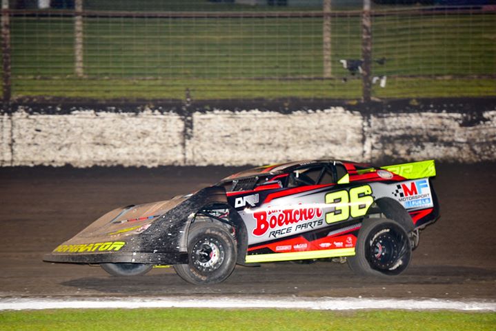 DARREN KANE HITS THE LEAD LATE... - Speedway Sedans Australia