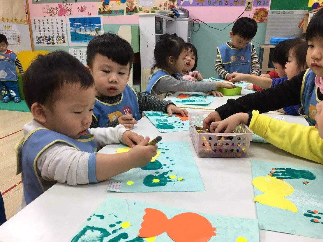 康園幼兒園 安親班 康寶寶們來做海草手印以及小魚的海底世界 我們讓孩子們動手體驗創作的樂趣 利用手掌蓋印的製作 讓孩子想像海底的海草世界 而小魚 的海底世界 使用簡單的色紙 再加以塗鴉著色以及簡單的拼貼方式製作而成 可是趣味又有趣呢 Facebook