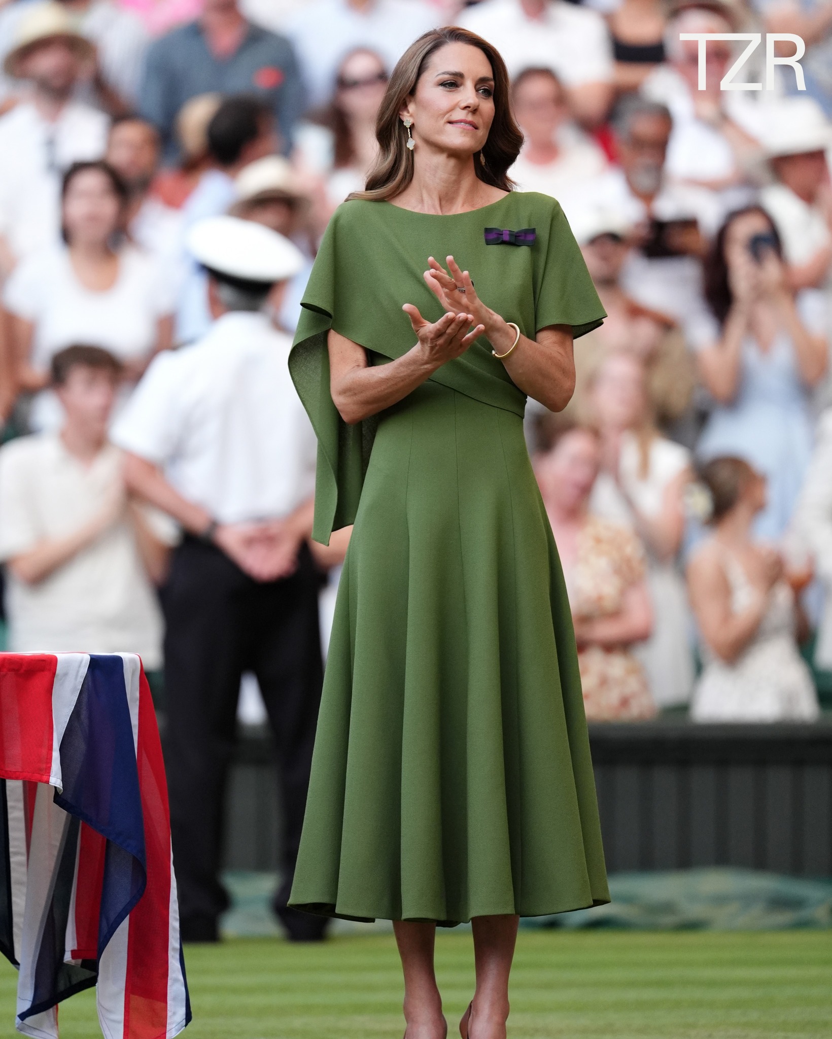 carole middleton green dress Michael and arriving on day nine of the Wimbledon Tennis Championships in London 🎾 Dress: go.shopmy.us/p-69707681 Bag: go.shopmy.us/p-69708061 Sunglasses: go.shopmy.us/p-69484885 ME+EM Bag and sunglasses LONGCHAMP Jewelry ASTLEY gatsby gold dress