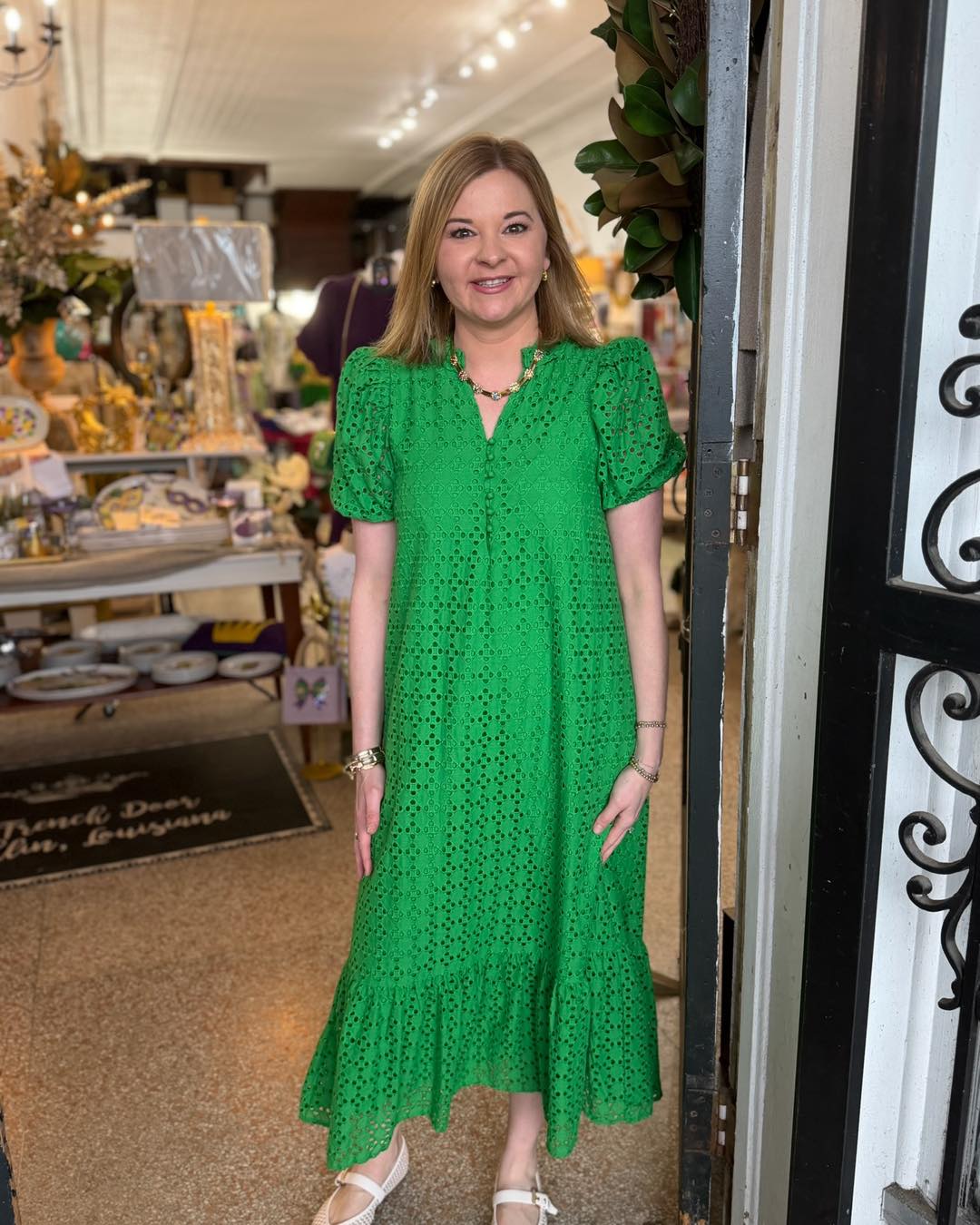 This eyelet Kelly Green dress is giving all the good spring vibes! Great for all heights! Stop in today from 10am-2pm and grab some pieces to start your spring wardrobe! #queenbboutique👑🐝 #comeshopwithus🛍 #