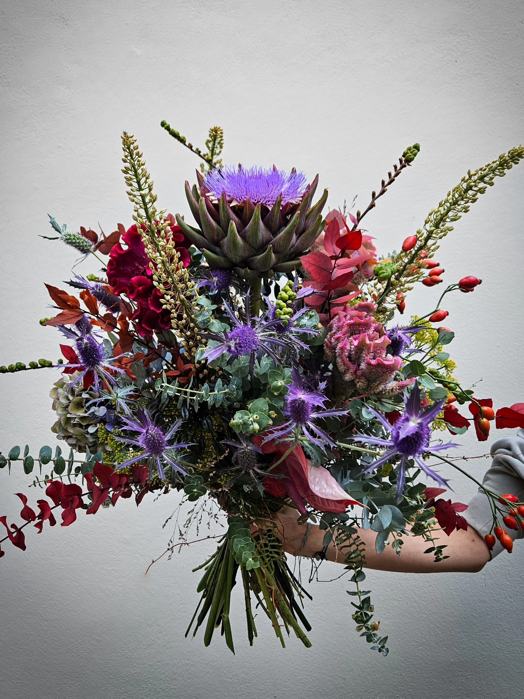 Kunstwerk in Blüten – extravagant und ausdrucksstark 💜 Eine Artischocke als Blume? Ungewöhnlich und wunderschön. 💜 Dieser Blumenstrauss in Lila und Pink ist ein echtes Statement – kräftig, elegant und überraschend. Im