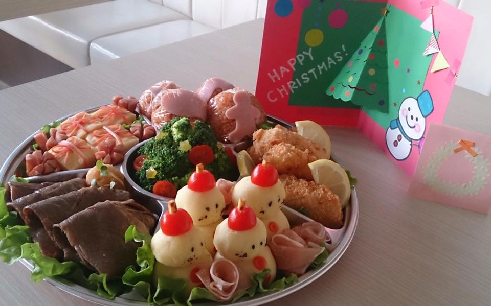 Cafe Ambrosia ｶﾌｪ ｱﾝﾌﾞﾛｰｼﾞｱ 今年もクリスマスオードブルのご注文ありがとうございました 今年は スタッフのまきちゃん 手作りの飛び出すツリーカードと共にお持ち帰りいただきました 残すところ数時間ですが みなさん楽しいクリスマスをお過ごし下さい Facebook