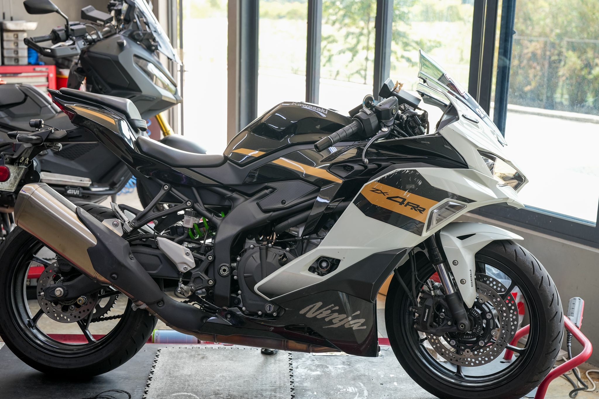 KAWASAKI ZX4RR with the JADO S6 MOTORCYCLE SMART RIDING SYSTEM.