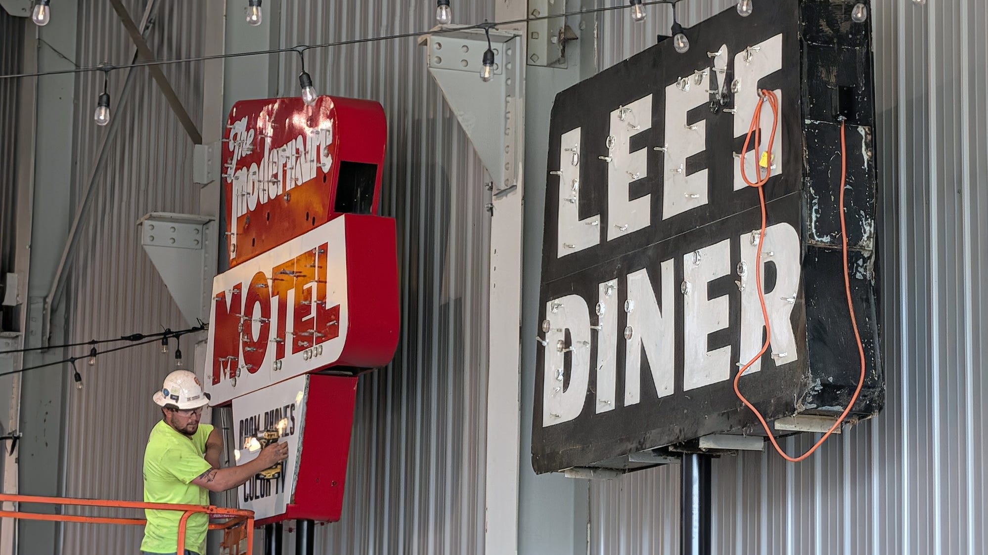 Lee's Diner neon sign restoration update