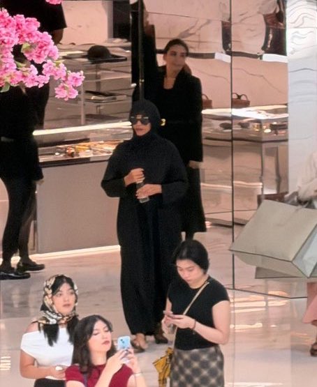 Main Pop Girls Stanposting | Beyoncé was spotted shopping in an abaya ...