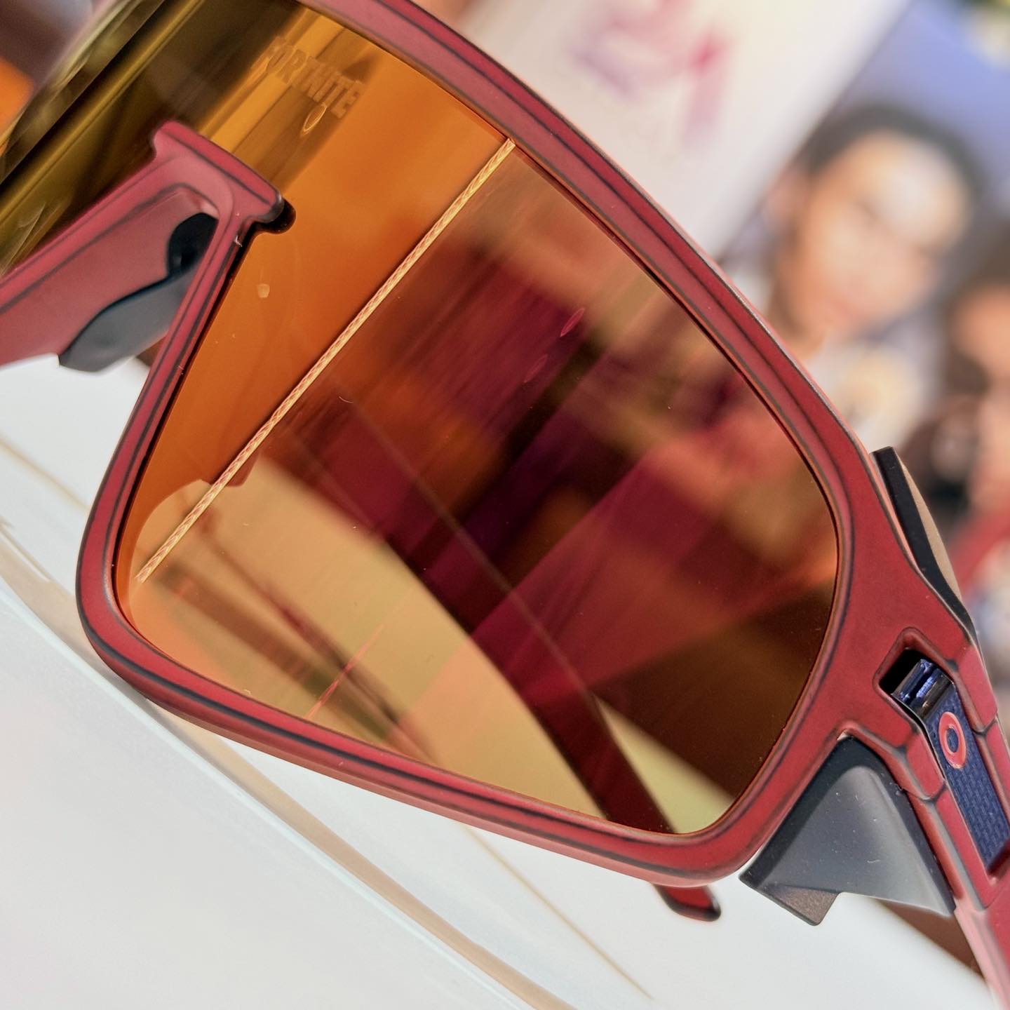 Blending performance with a casual, stylish design 😎 Oakley