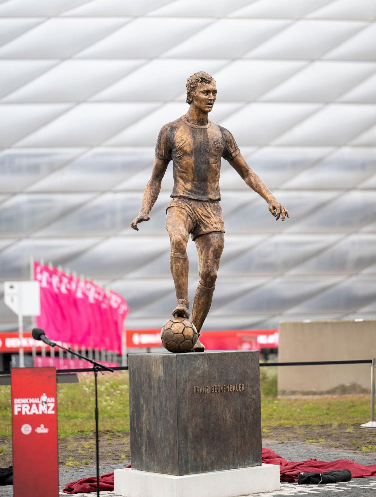 Historic 🙌 German football legend Gerd Müller is honoured with a