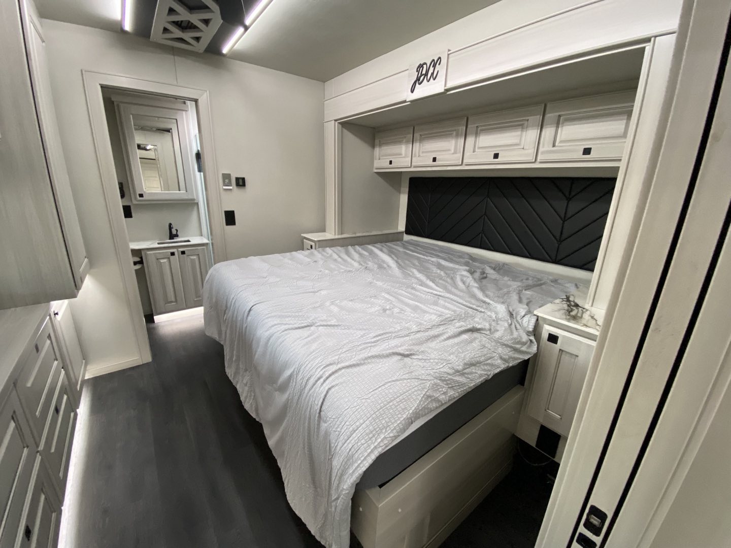Rineharts - 2026 JDCC 46' Freightliner Custom Coach Freightliner 600hp ...
