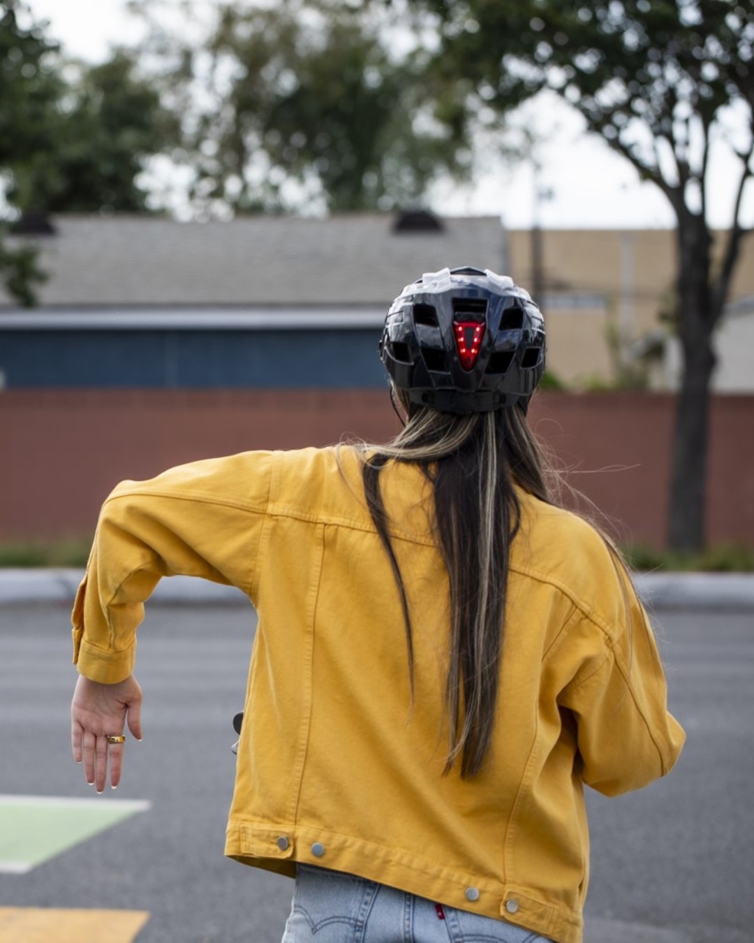 bike helmet-which way is front Bern Brentwood 2.0 MIPS Helmet Matte Sand / L Designed for ages 3+ Do I take this off?