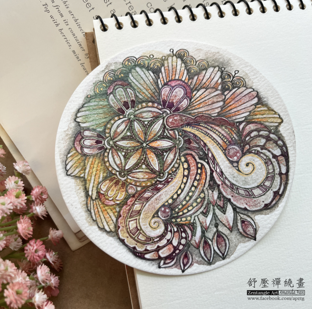 舒壓禪繞畫 - 這張作品我用的是金屬色的水彩， 不過拍不出來， 顏色混了以後看起來比較暗沉， 有它的美感， 但就要看每個人自己的喜好了， 金屬 ...