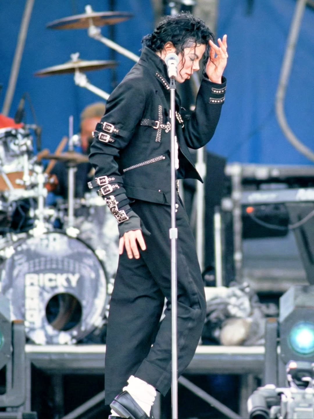 📸 Michael Jackson interpretando a icônica “Bad” durante os