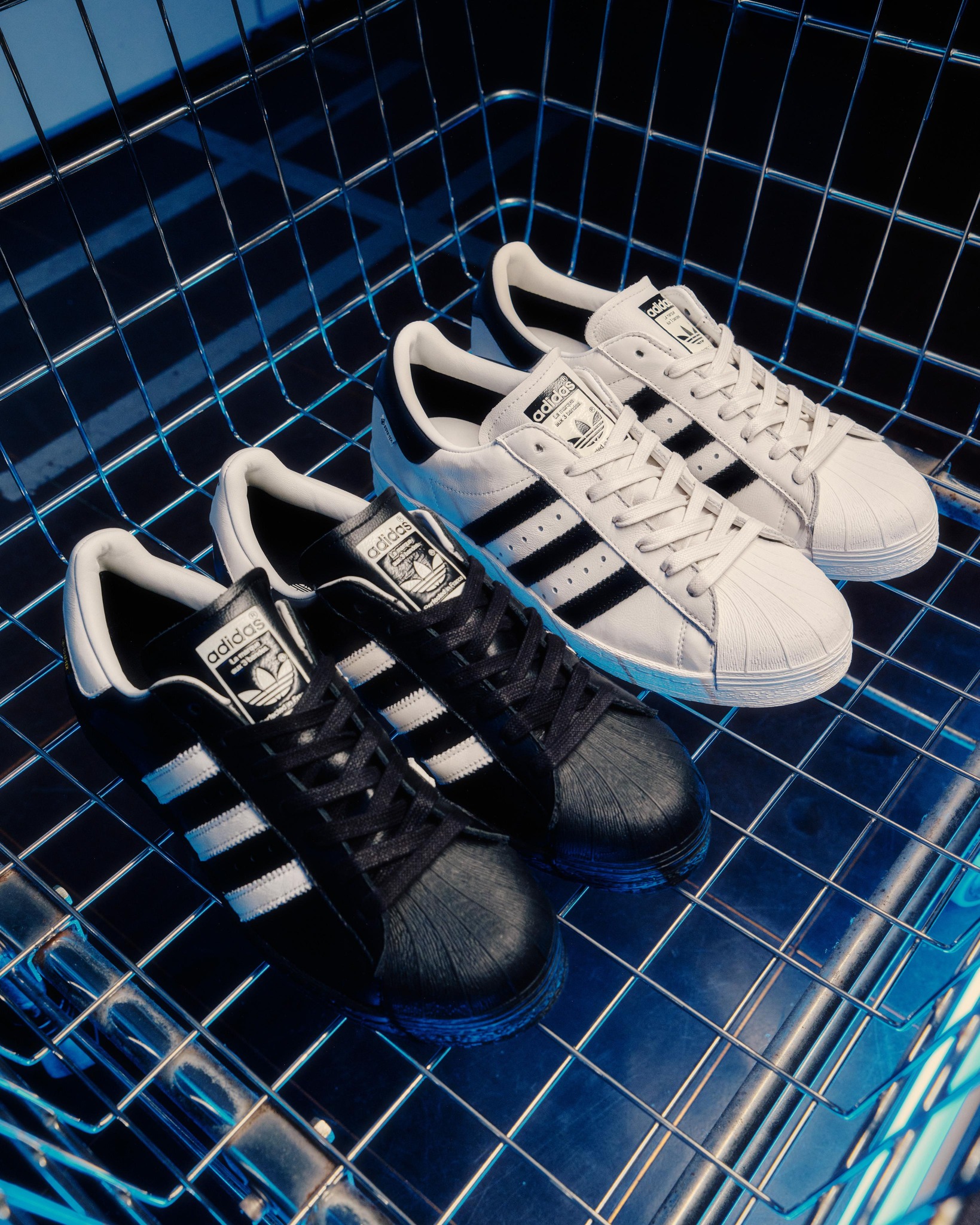 オリジナルのフォルムを忠実に再現したスーパースター 82。GORE-TEX