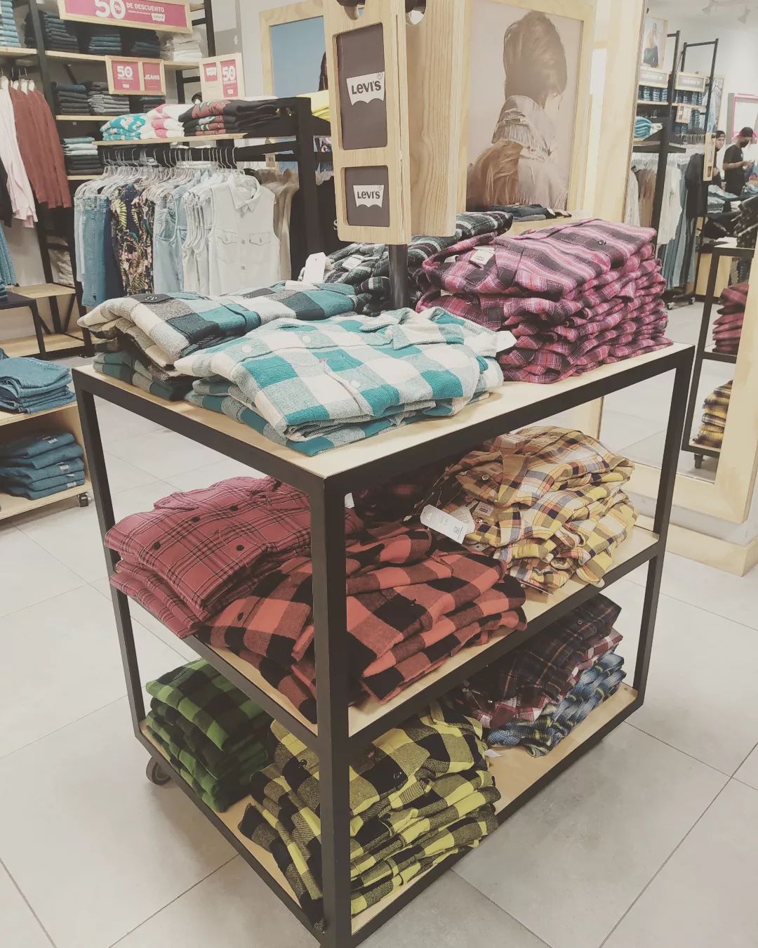 Rack para ropa tipo isla... - Mobiliario Tipo Industrial | Facebook