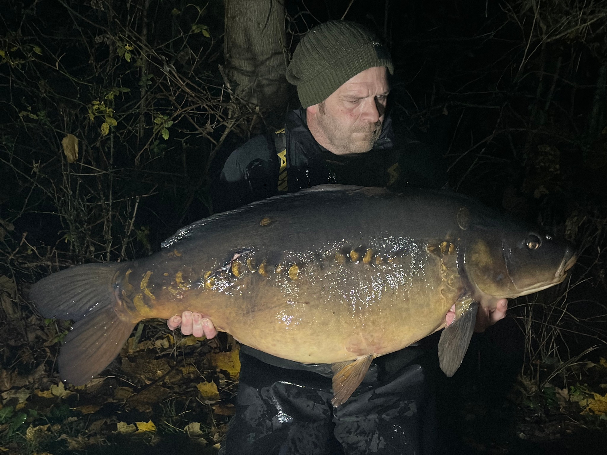 RK - Joe Thomas with an enormous Wraysbury North Lake mirror weighing ...