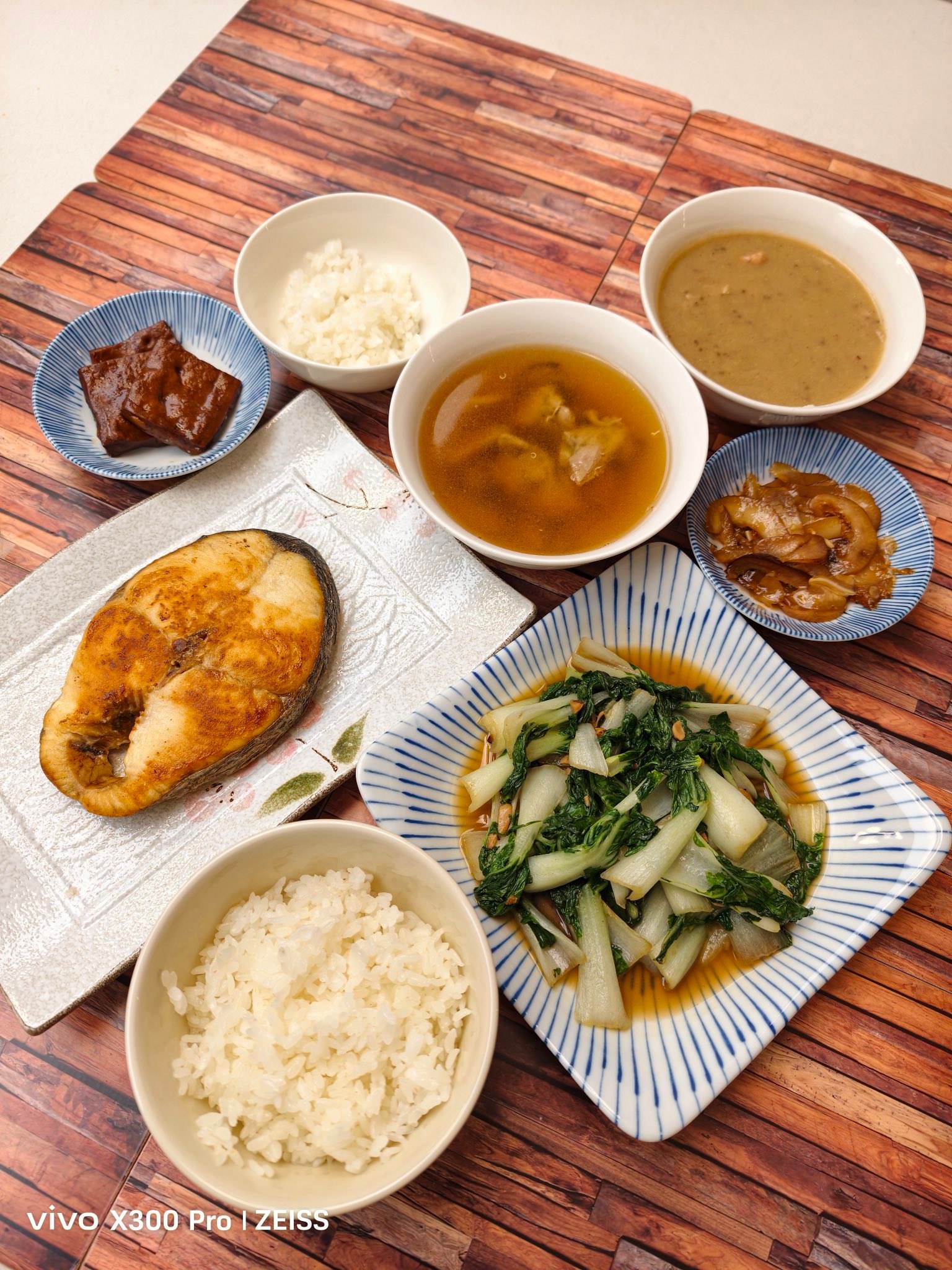 蕭彤雯 - 1680套餐前菜：箘菇清雞湯、西洋棋分子料理vs法國皇室鵝肝及魚子醬、紅酒番茄、炙燒北海道生食級干貝襯反轉珍珠晶球果醋 ...