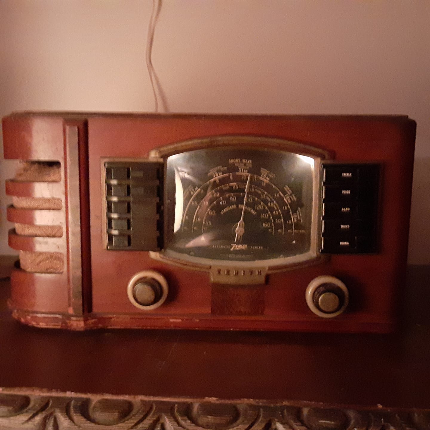 Vintage 1940 Zenith Tabletop Radio Still Works