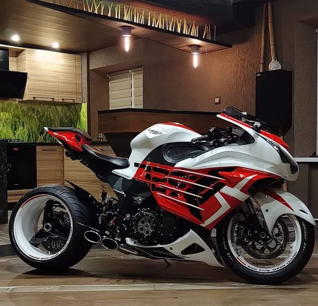 Classy looking ZX-14R credit IG: @roaringtoyz