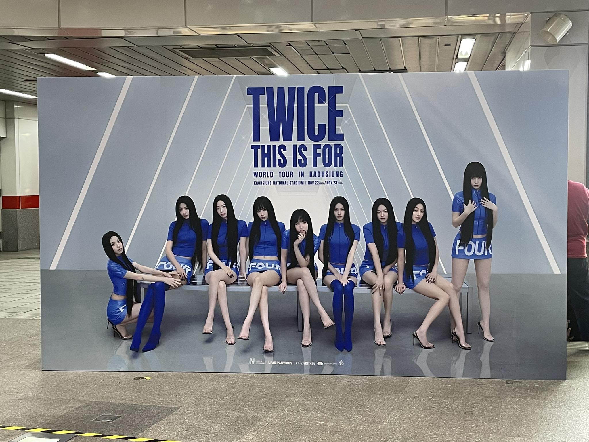 王意中 - TWICE＜THIS IS FOR＞WORLD TOUR IN KAOHSIUNG 原來如此，高雄捷運滿滿的人潮。年輕，真好 ...