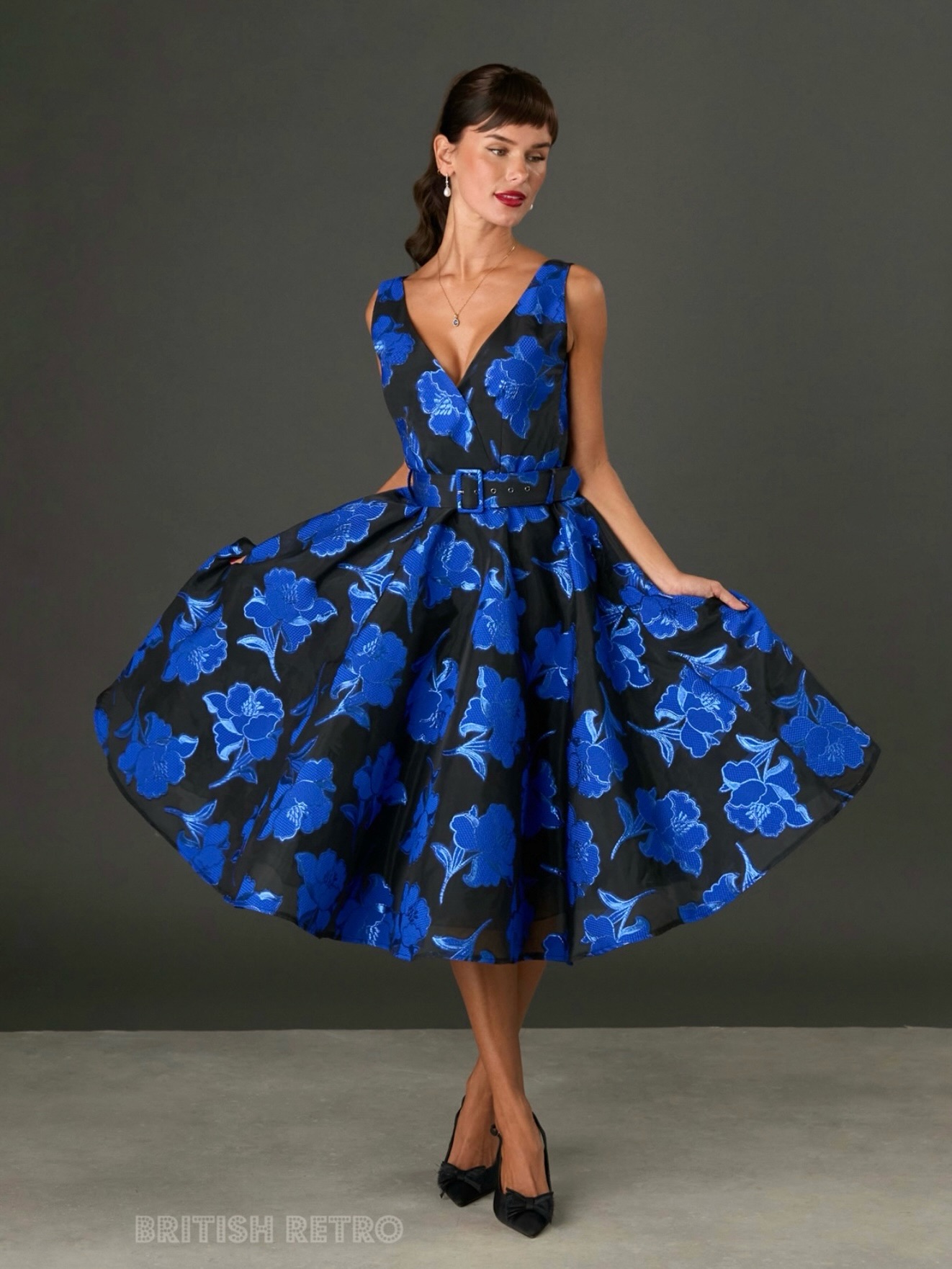 Our new Grace Kelly evening dress brings together the glamour of 1950s ladies' fashion with an elegant silhouette made for modern occasions 💙 Crafted from luxurious embroidered, shimmering royal blue rose fabric