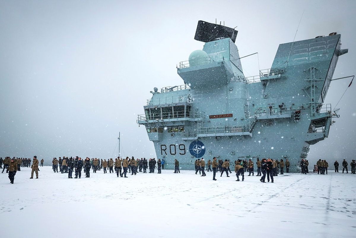 16x16.fr - HMS Prince of Wales Ships Company enjoying the snow | Facebook