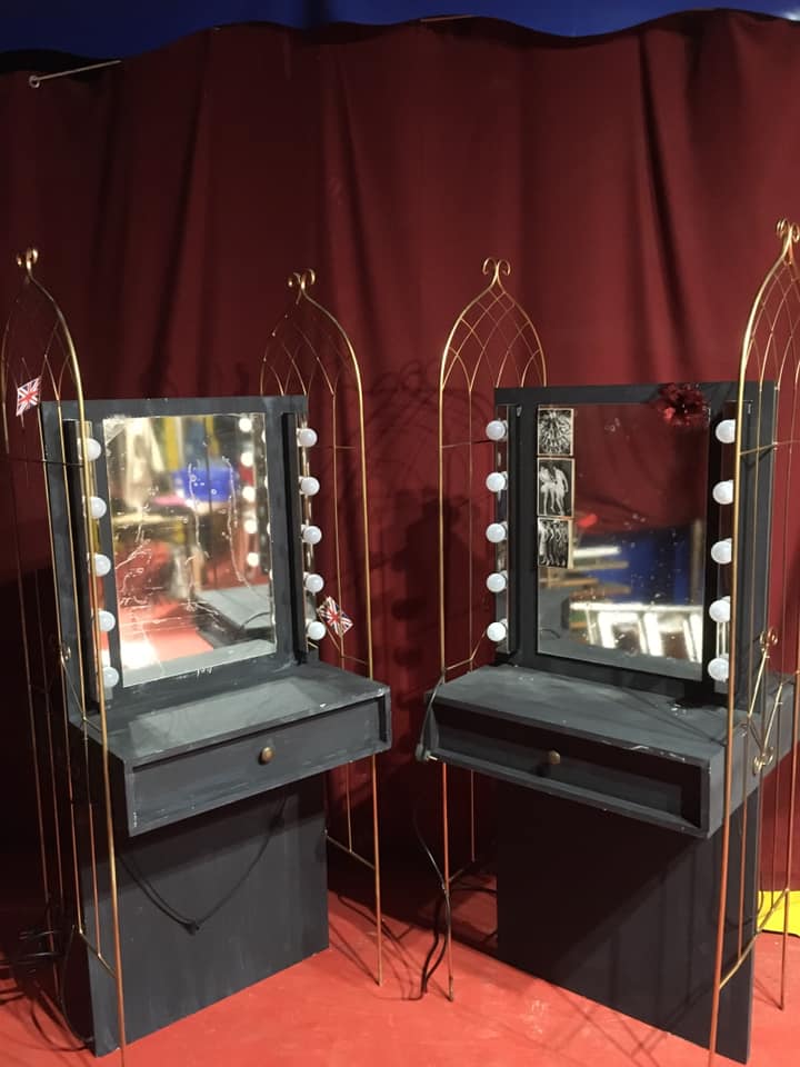 Unsere Schminktische suchen noch einen neuen Besitzer! https://www.ebay- kleinanzeigen.de/s-anzeige/schminktische -spiegeltische-frisiertische-vintage/1316525973-81-6891?utm_source=copyToPasteboard&utm