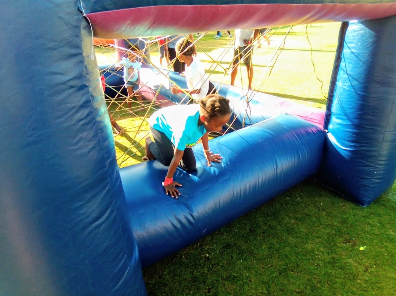 Mobile inflatable obstacle colour rush