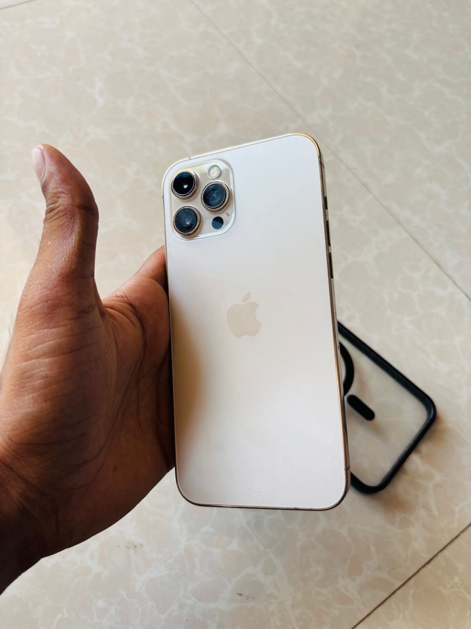 ? iPhone 12 Pro Max ? Battery Health:76% ? Storage: 256 Gb 