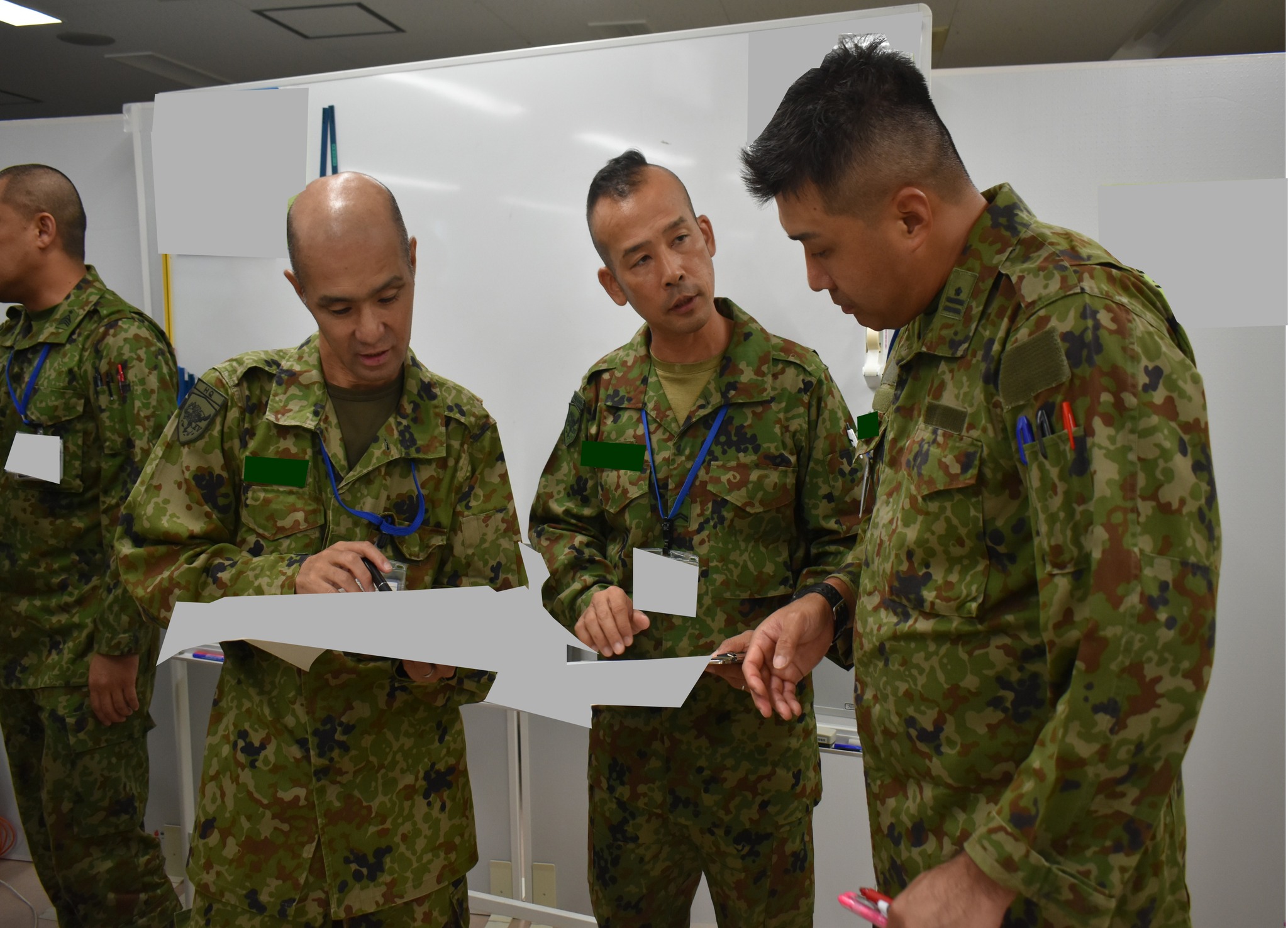 陸上自衛隊 第15旅団 - 掩護射撃の下、敵方へ前進する自衛官候補生
