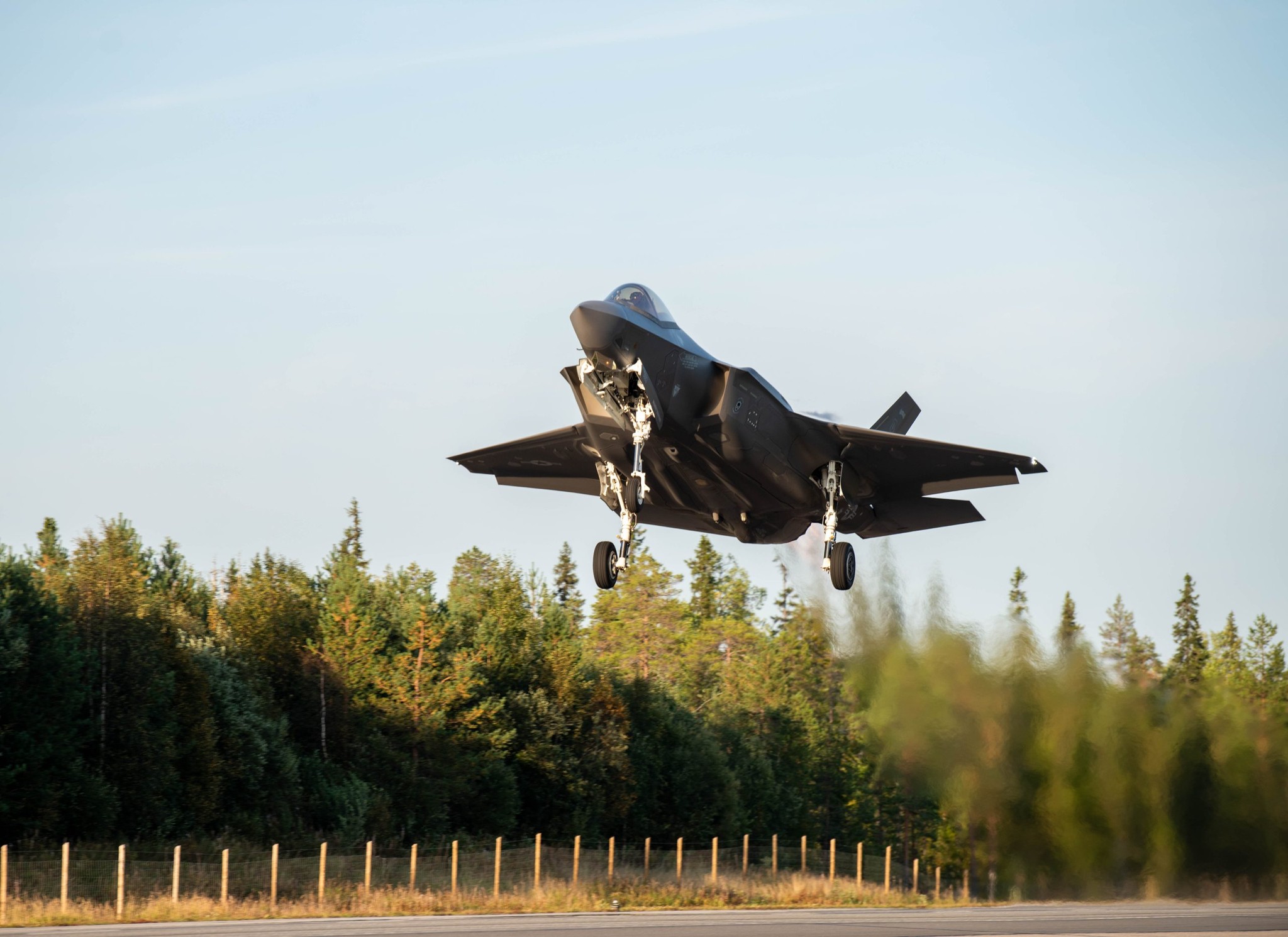 Teknologi - Italia Mengevaluasi Operasi Pendaratan Jalan Raya F-35 ...