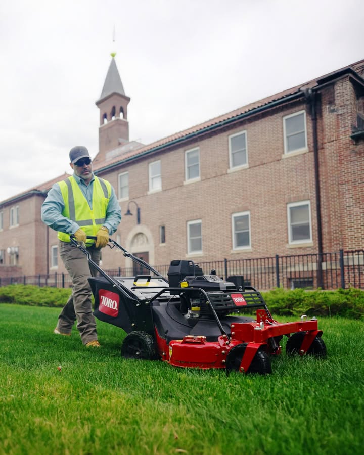 Fast - Pros need commercial-grade equipment — and the Toro TurfMaster ...