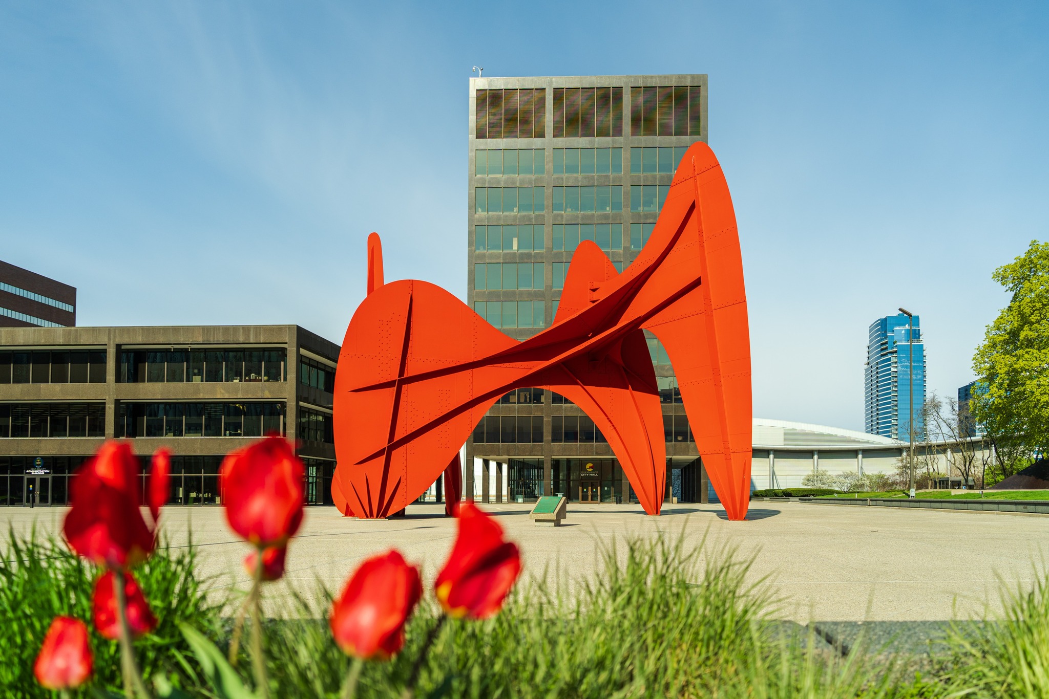 レッドブル　オブジェ　アート What's bright red, weighs 42 tons, and has been one of Grand