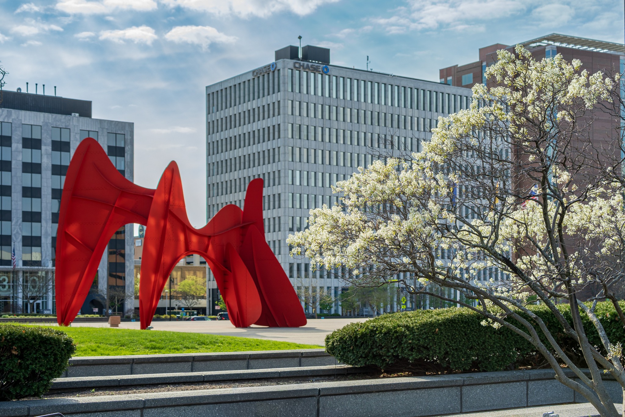 レッドブル　オブジェ　アート What's bright red, weighs 42 tons, and has been one of Grand