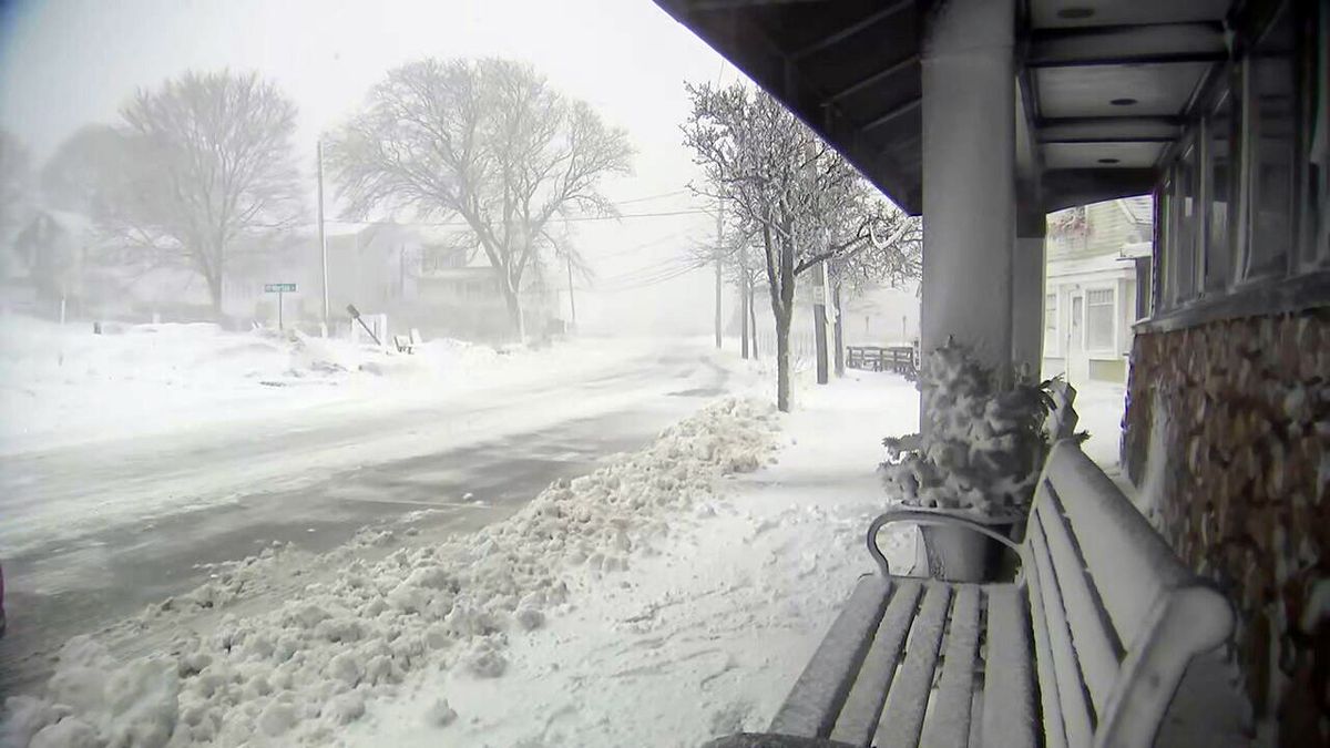 Boston 25 News - TWO FEET OF SNOW! Snow is piling up fast,... | Facebook