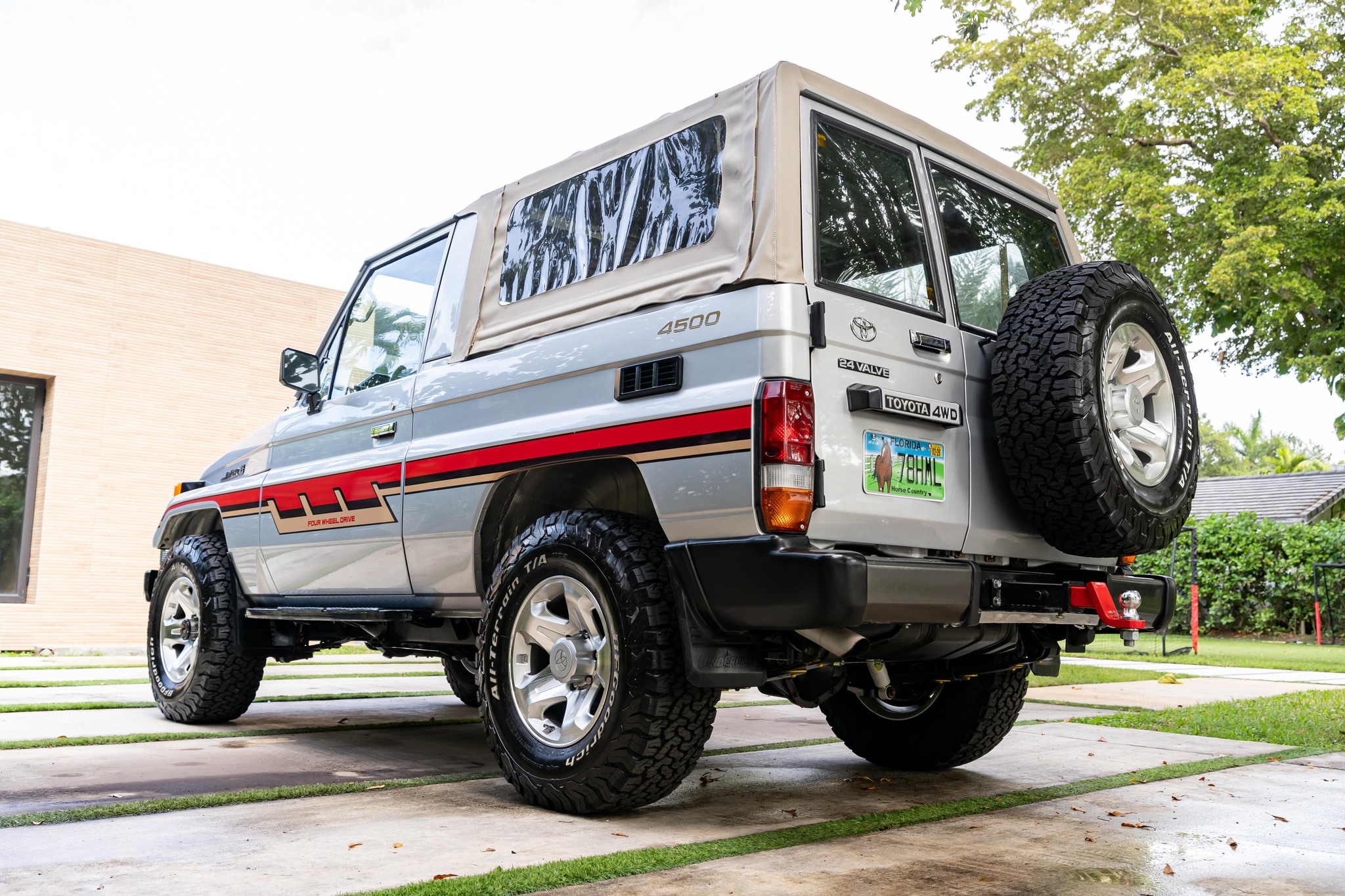 This is one cool 70-series! This example, a 2000 Land Cruiser ZX