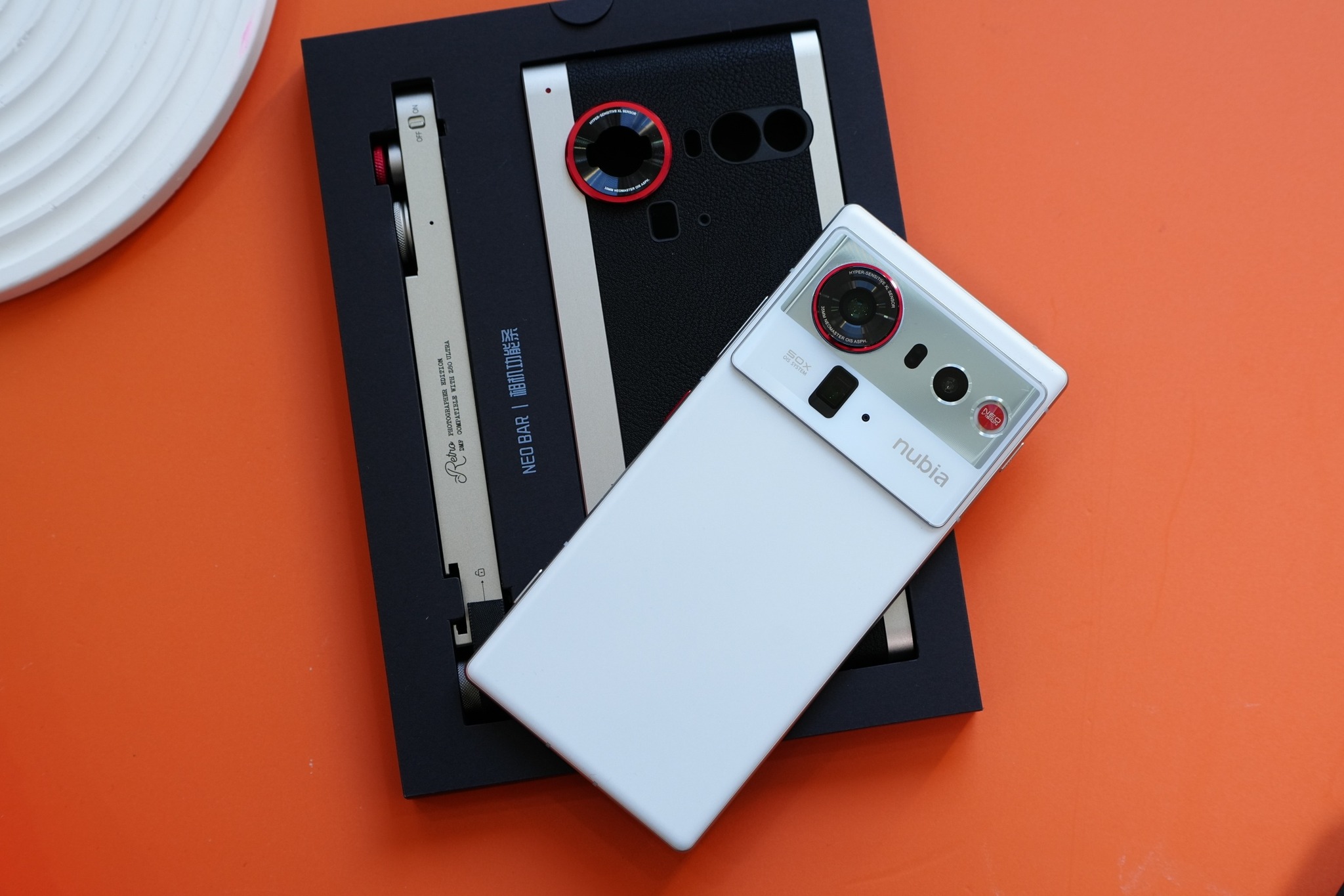 Grip it. Extend it. Frame it. The Photography Kit turns your nubia