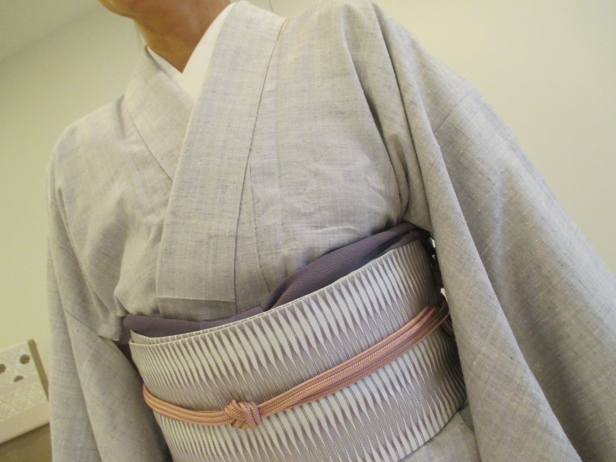 きもの胡蝶 - 桃色の冠組。 ライトグレーの隼人紬に、ふわっと彩り。 | Facebook