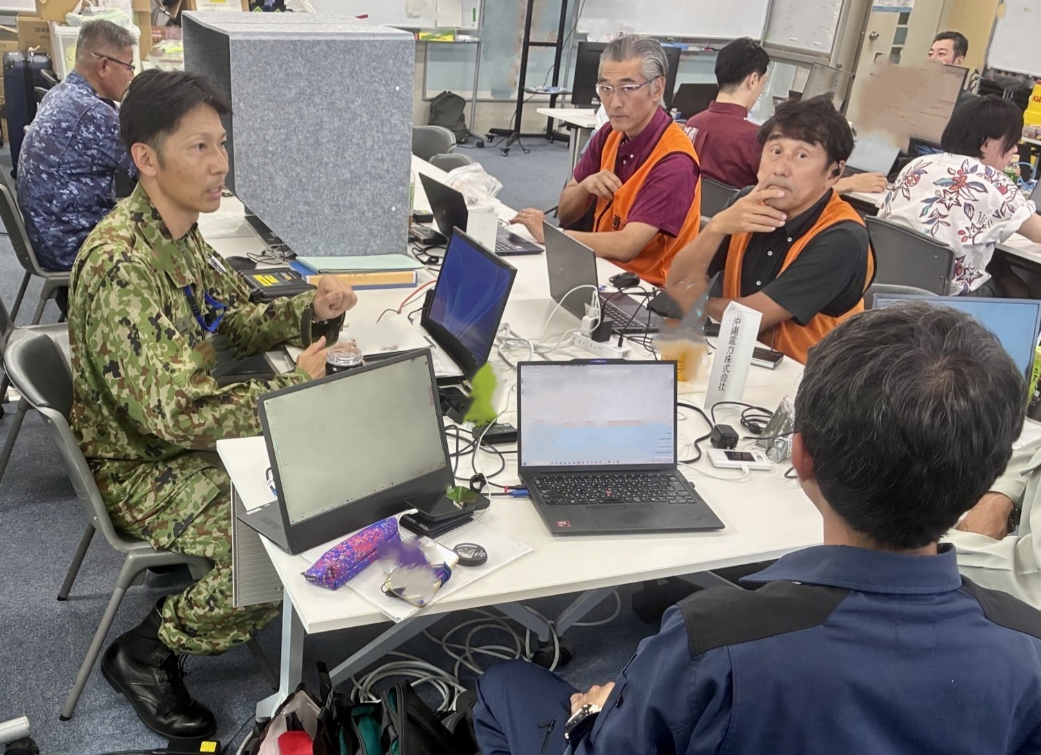 陸上自衛隊 第15旅団 - 掩護射撃の下、敵方へ前進する自衛官候補生