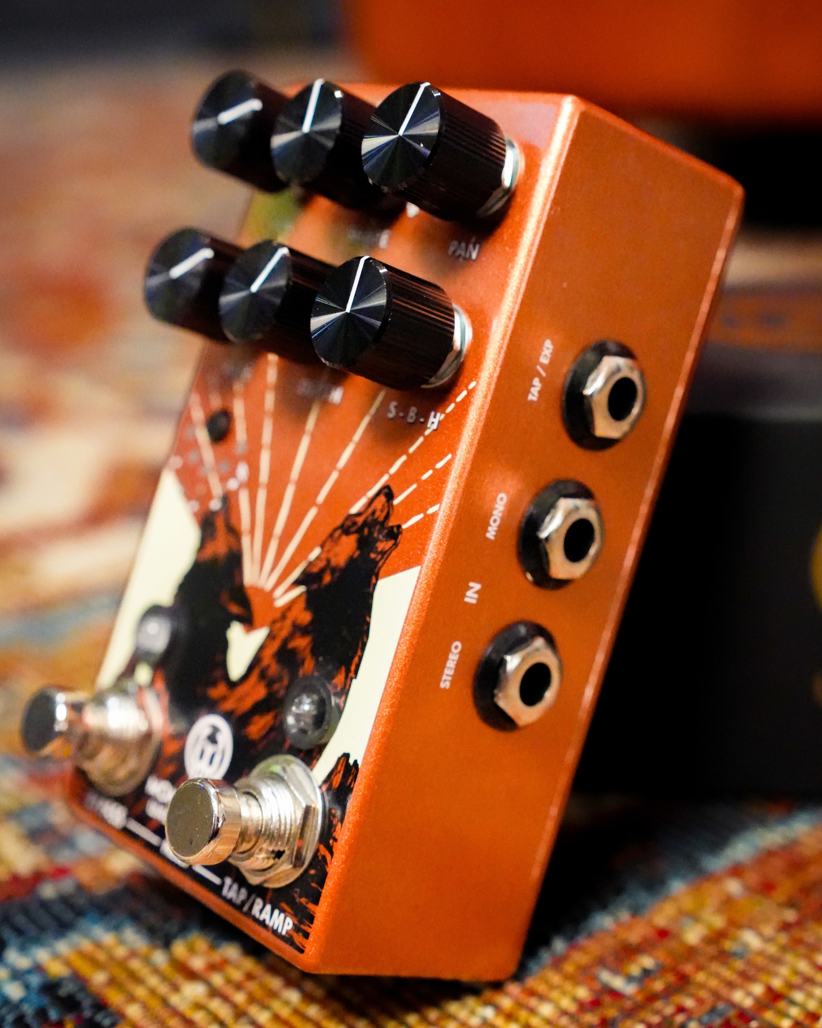 Vintage-inspired tremolo pedal with stereo and mono options