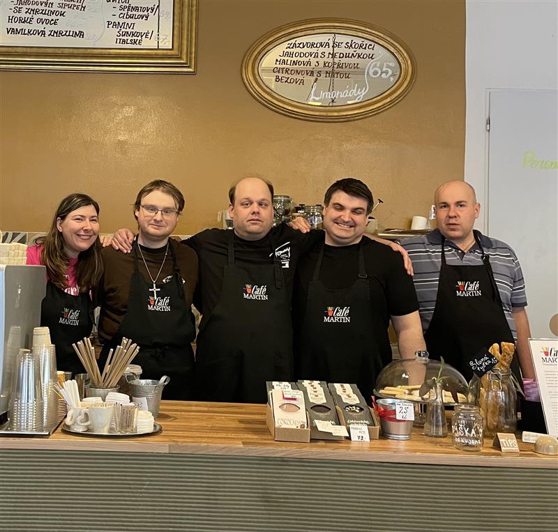 Café Martin - Karlín - Letní barvičky rozkvetlých květin 💐 a k tomu ...