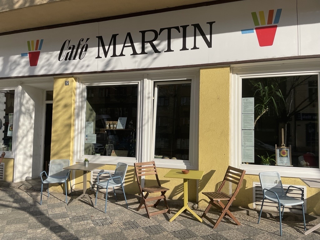Café Martin - Karlín - Letní barvičky rozkvetlých květin 💐 a k tomu ...