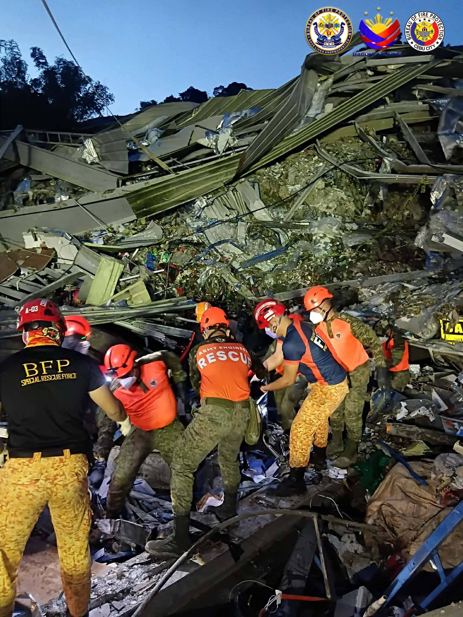 GMA - SEARCH AND RESCUE OPERATIONS SA GUMUHONG LANDFILL SA CEBU TINGNAN ...