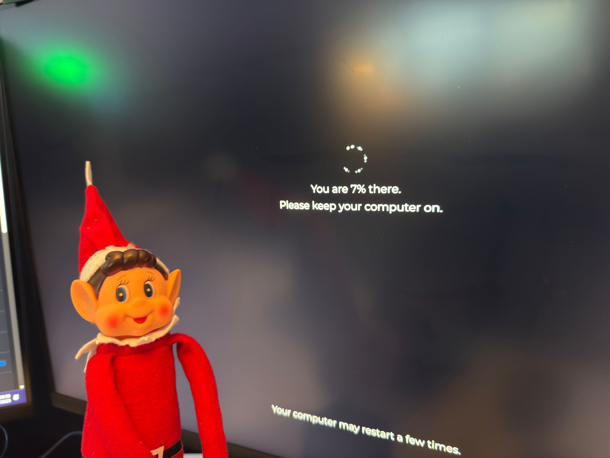 Roch - 🎄 DAY 10 – UPDATE INTERRUPTED! 💻🧝‍♂️ Microsoft has officially ...
