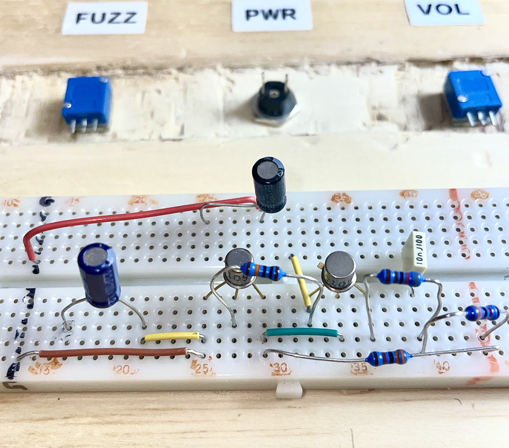 What is the circuit of a Yack YF-1 fuzz box?